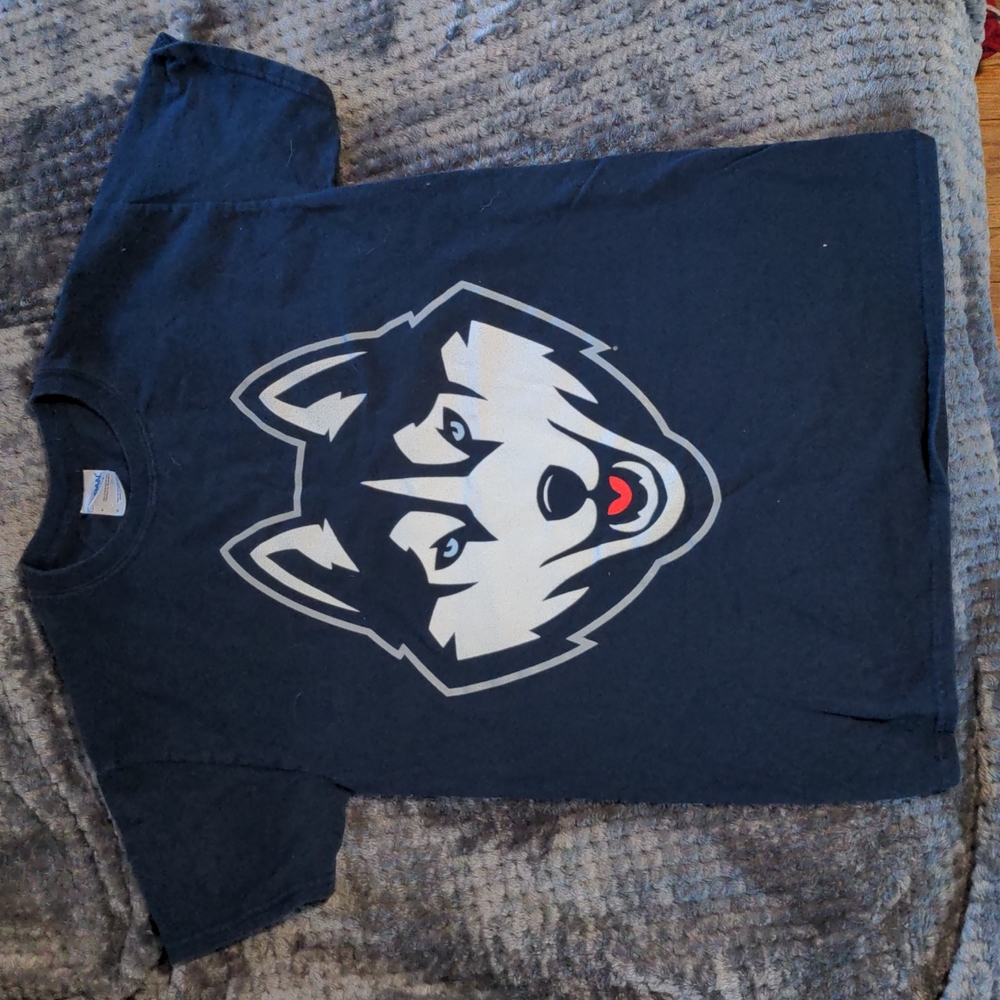LAST CHANCE UConn huskies logo t-shirt